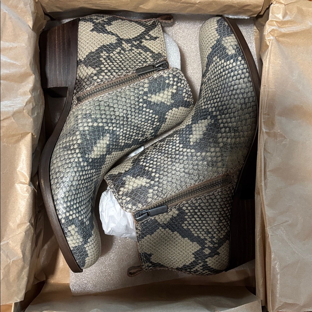 Lucky Brand snakeprint - new in box!! - Picture 1 of 5